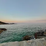 Bliss Near Bellevue Апартаменты
