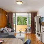 Bliss Near Bellevue 아파트